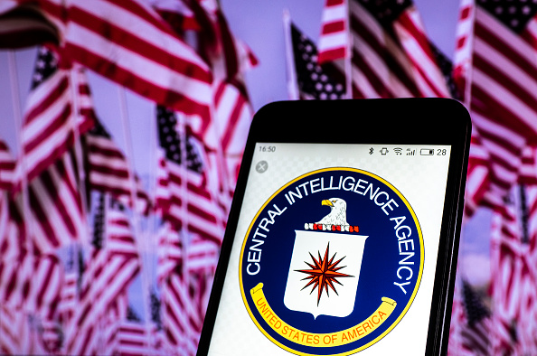 CIA divulga diretrizes para recrutar agentes secretos no Irã em uma batalha de inteligência.