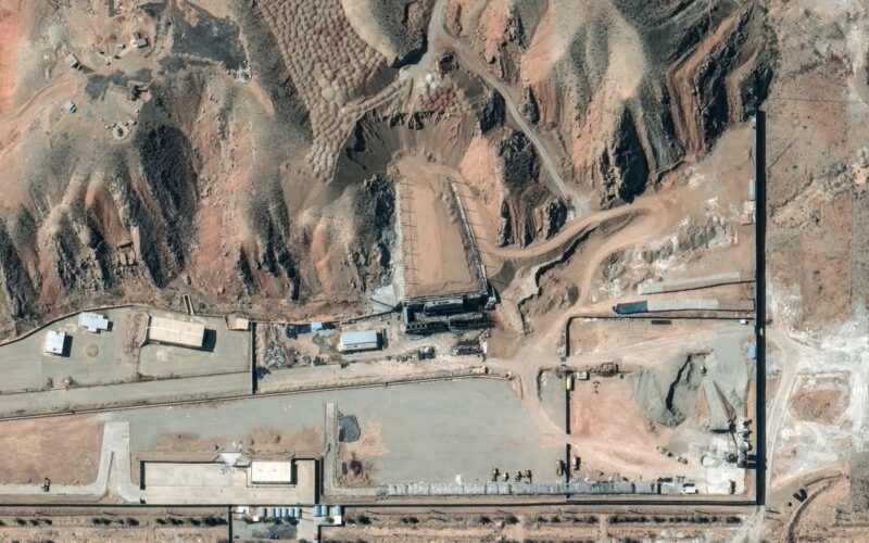 Israel atinge alvo em instalação acusada de produzir armas nucleares pelo Irã