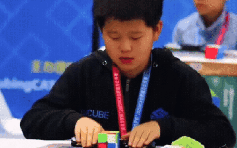 Garoto de 9 anos quebra recorde ao solucionar cubo mágico em tempo recorde