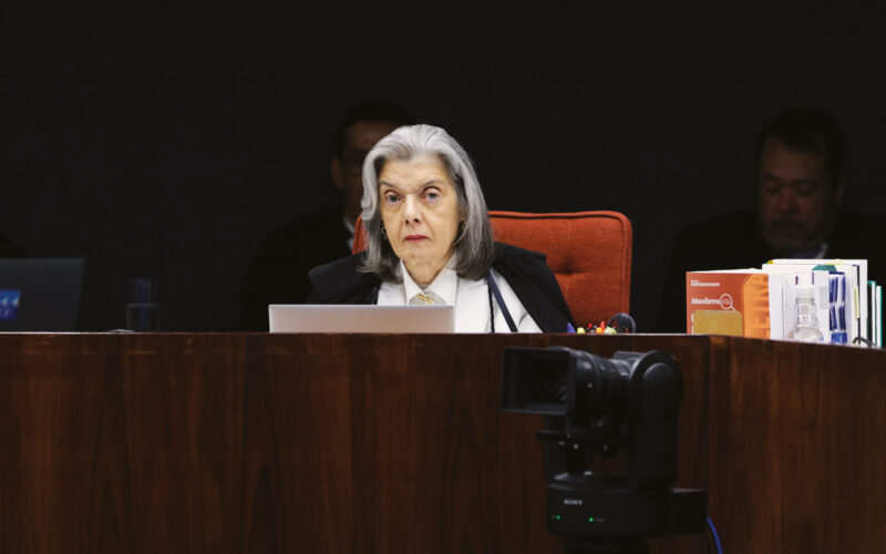 Cámen Lúcia anuncia sua saída do TSE e chama eleições para escolher novo presidente