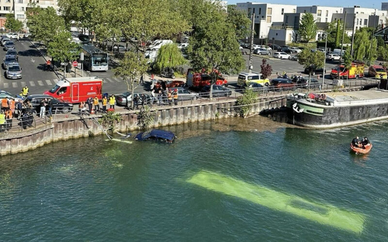 Ônibus mergulha no rio Sena e é completamente submerso; quatro pessoas são salvas