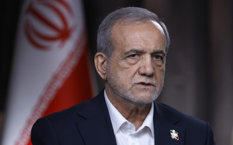 Líder iraniano afirma que ofensivas de Israel no Líbano inviabilizam diálogos de paz