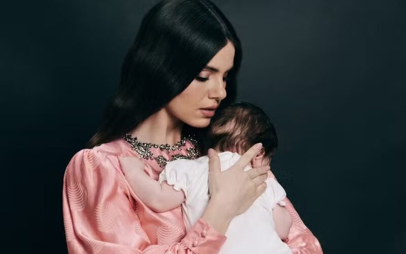 Camila Queiroz apresenta sua filha ao público: “Ela tem o rosto do papai e o nariz da mamãe