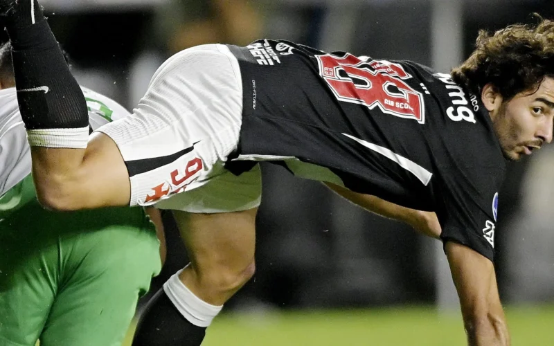 Vasco vê indignação da torcida após análise do VAR em jogada de JP