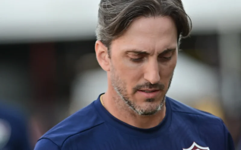 Freytes é consolado por Zubeldía após emocionante empate entre Fluminense e Independiente Rivadavia