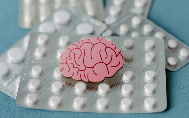 Novo medicamento inovador bloqueia gene e diminui proteína associada ao Parkinson em humanos