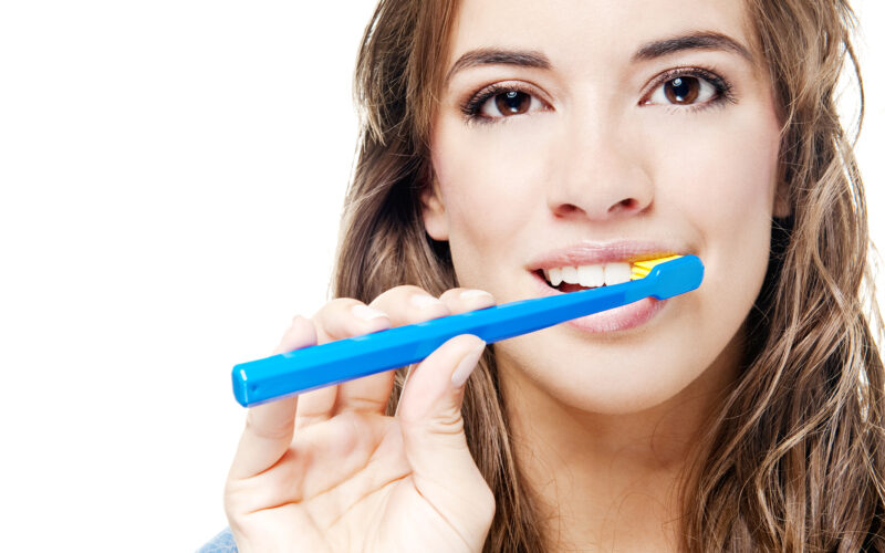 Por que skincare em 10 passos e oral care em apenas um? Curaprox reforça necessidade de um cuidado completo