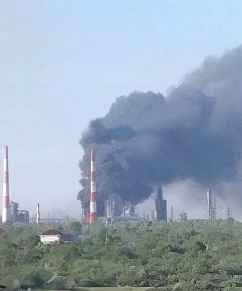 Refinaria russa em chamas após ataque da Ucrânia, a 800 km da linha de fronteira