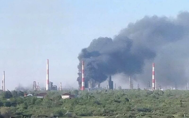 Refinaria russa em chamas após ataque da Ucrânia, a 800 km da linha de fronteira