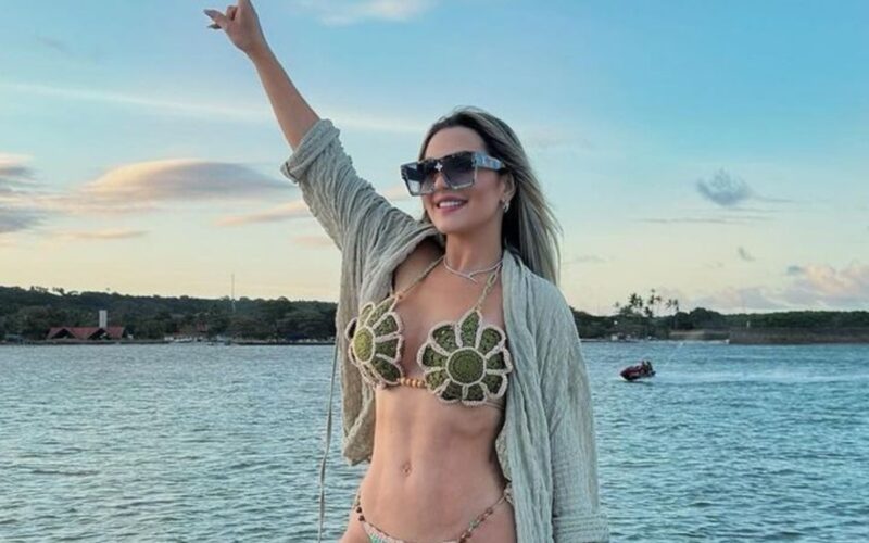 Deolane Bezerra se apresenta ao Palácio da Polícia para depor
