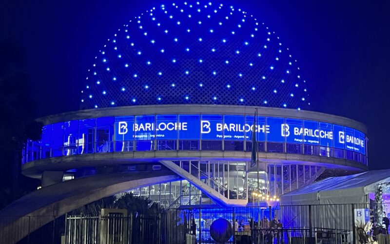 Bariloche lança temporada de inverno em Buenos Aires com evento imersivo no Planetário