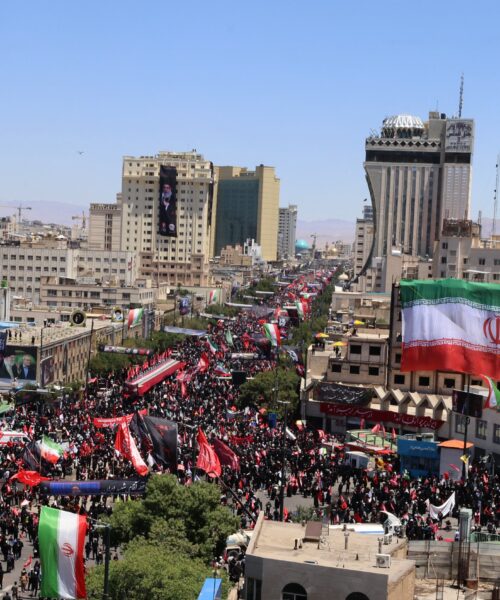 Irã dá adeus a Ali Khamenei em funeral grandioso, enquanto tensões com os EUA se intensificam