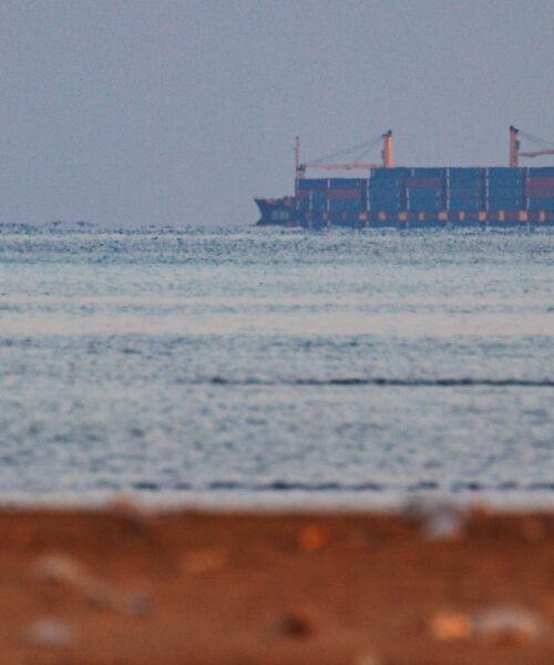 Irã ameaça bloquear estreito do Mar Vermelho em resposta a possíveis ataques dos EUA à sua infraestrutura elétrica