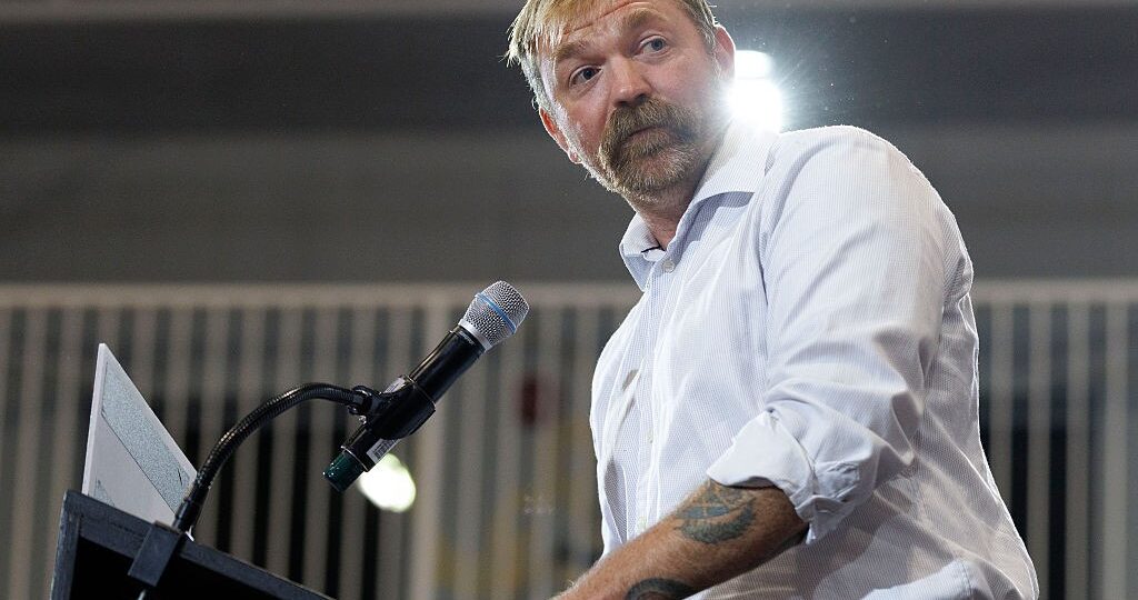 Candidato democrata ao Senado dos EUA desiste da corrida após ser acusado de estupro