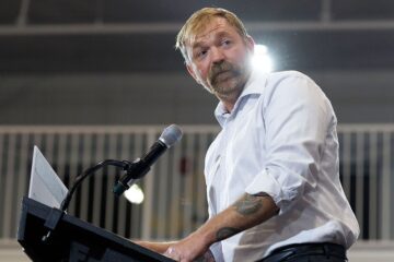 Candidato democrata ao Senado dos EUA desiste da corrida após ser acusado de estupro