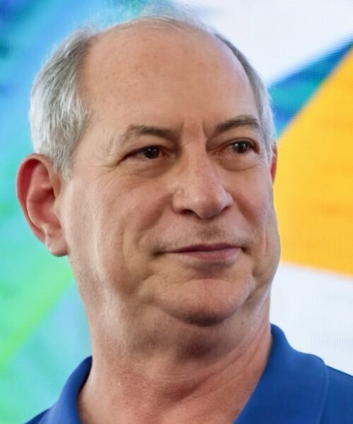 Ciro Gomes faz gesto aos apoiadores de Lula e Flávio Bolsonaro