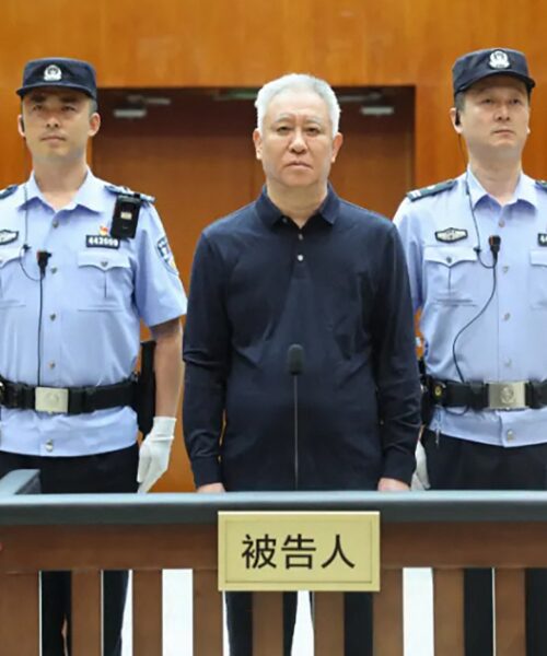 Fundador da Evergrande recebe pena de prisão perpétua na China, em meio à crise do setor imobiliário