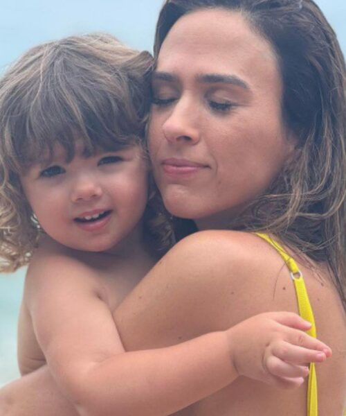 Tata Werneck encanta a internet ao cantar para Clara Maria durante um dia de piscina