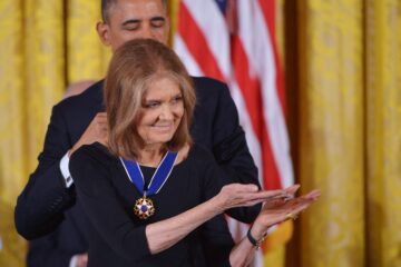 Homenagens a Gloria Steinem dominam as redes sociais com apoio de Hillary Clinton, Meghan Markle e ativistas feministas