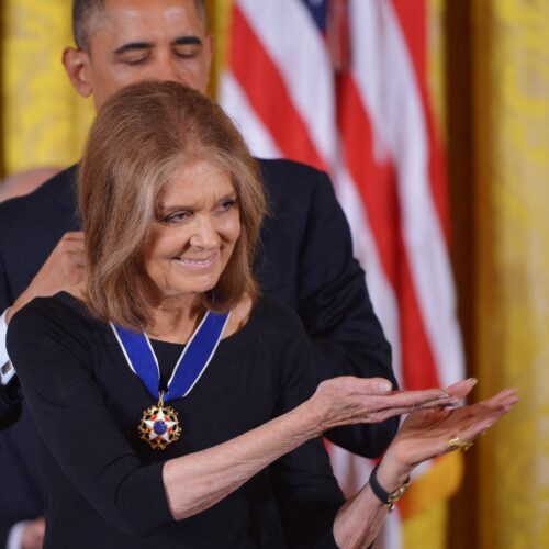 Homenagens a Gloria Steinem dominam as redes sociais com apoio de Hillary Clinton, Meghan Markle e ativistas feministas