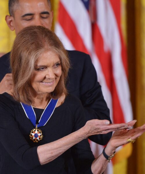 Homenagens a Gloria Steinem dominam as redes sociais com apoio de Hillary Clinton, Meghan Markle e ativistas feministas