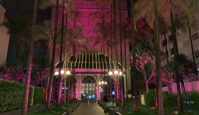 Pátio Higienópolis apoia campanha de Outubro Rosa com iluminação das fachadas