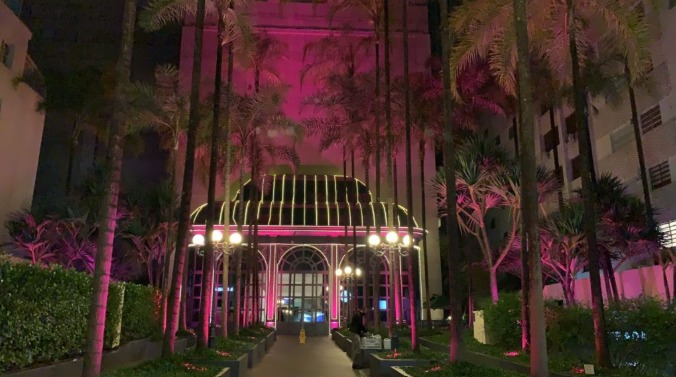 Pátio Higienópolis apoia campanha de Outubro Rosa com iluminação das fachadas
