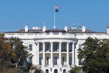 Administração Trump ignora ordem judicial e impede acesso de repórteres à Casa Branca