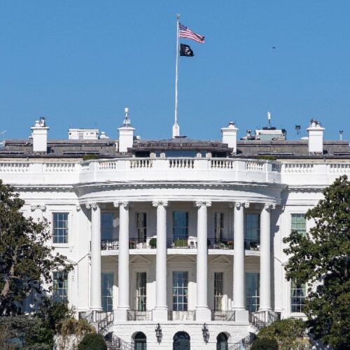Administração Trump ignora ordem judicial e impede acesso de repórteres à Casa Branca