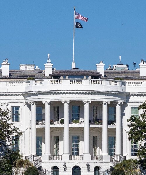 Administração Trump ignora ordem judicial e impede acesso de repórteres à Casa Branca