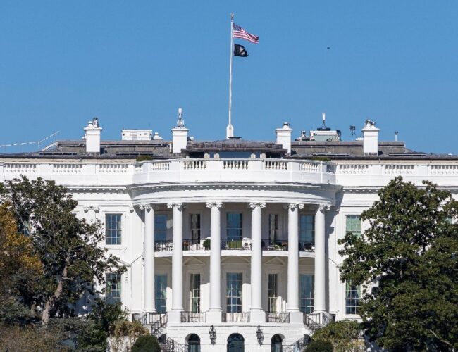 Administração Trump ignora ordem judicial e impede acesso de repórteres à Casa Branca