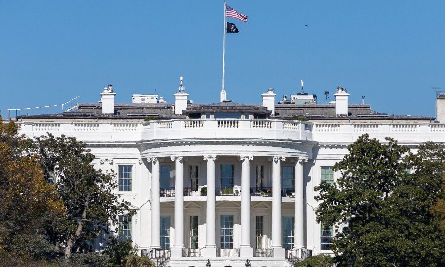Administração Trump ignora ordem judicial e impede acesso de repórteres à Casa Branca