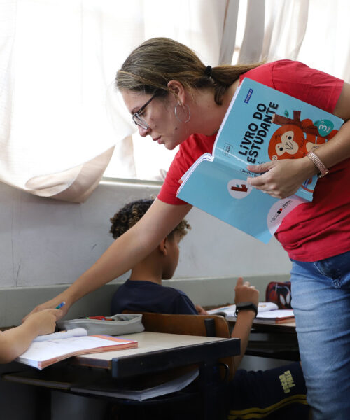 Desafios na Educação: Professores Enfrentam Salários Baixos, Violência e Sobrecarga de Trabalho no Dia do Professor