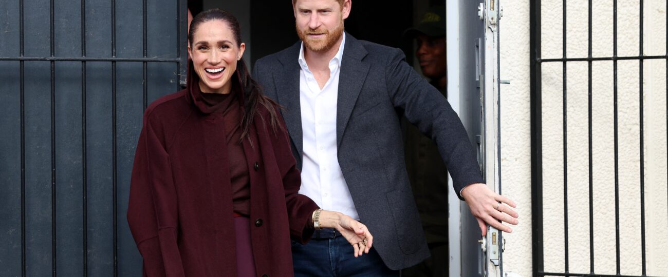 Harry e Meghan reemergem lado a lado em sua estreia após volta ao Reino Unido
