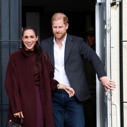 Harry e Meghan reemergem lado a lado em sua estreia após volta ao Reino Unido