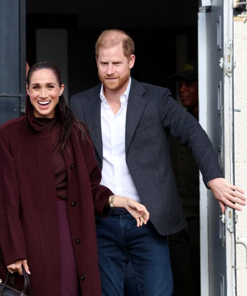 Harry e Meghan reemergem lado a lado em sua estreia após volta ao Reino Unido